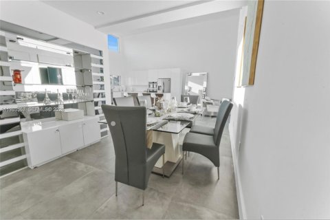 House in North Bay Village, Florida 4 bedrooms, 217.67 sq.m. № 2049425 - photo 13