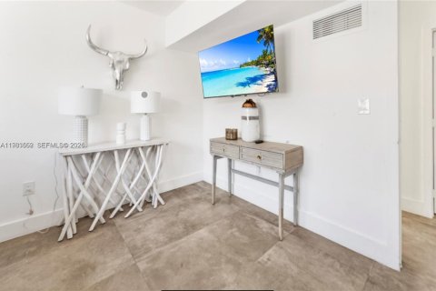 House in North Bay Village, Florida 4 bedrooms, 217.67 sq.m. № 2049425 - photo 22