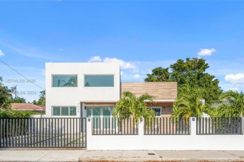 House in North Bay Village, Florida 4 bedrooms, 217.67 sq.m. № 2049425 - photo 29