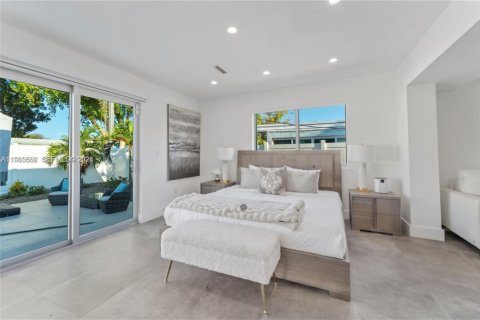 House in North Bay Village, Florida 4 bedrooms, 217.67 sq.m. № 2049425 - photo 25