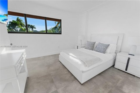 House in North Bay Village, Florida 4 bedrooms, 217.67 sq.m. № 2049425 - photo 14