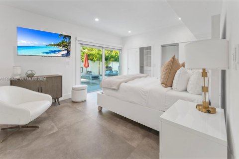 House in North Bay Village, Florida 4 bedrooms, 217.67 sq.m. № 2049425 - photo 17