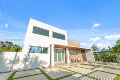 House in North Bay Village, Florida 4 bedrooms, 217.67 sq.m. № 2049425 - photo 27