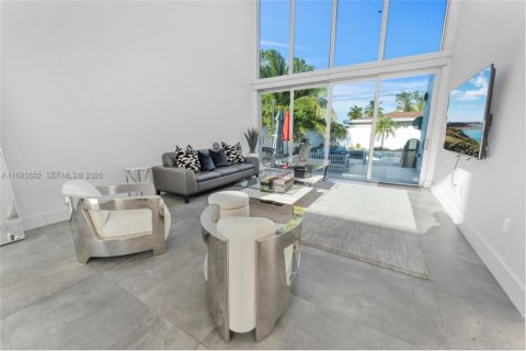 House in North Bay Village, Florida 4 bedrooms, 217.67 sq.m. № 2049425 - photo 5