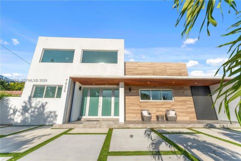 House in North Bay Village, Florida 4 bedrooms, 217.67 sq.m. № 2049425 - photo 2