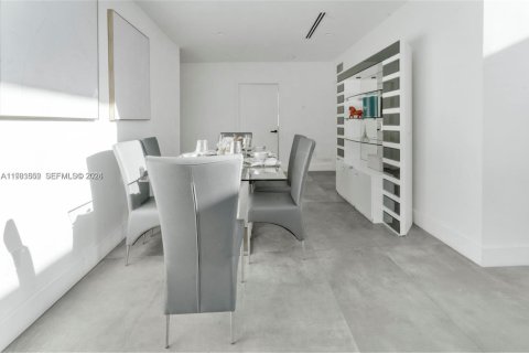 House in North Bay Village, Florida 4 bedrooms, 217.67 sq.m. № 2049425 - photo 12