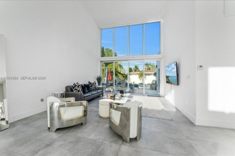 House in North Bay Village, Florida 4 bedrooms, 217.67 sq.m. № 2049425 - photo 6