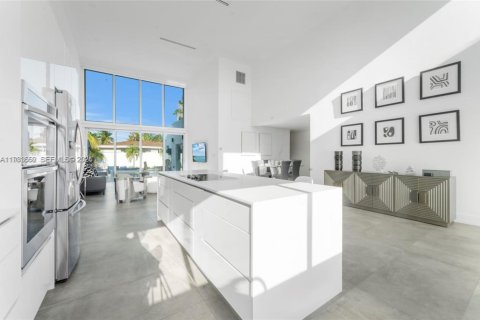 House in North Bay Village, Florida 4 bedrooms, 217.67 sq.m. № 2049425 - photo 7