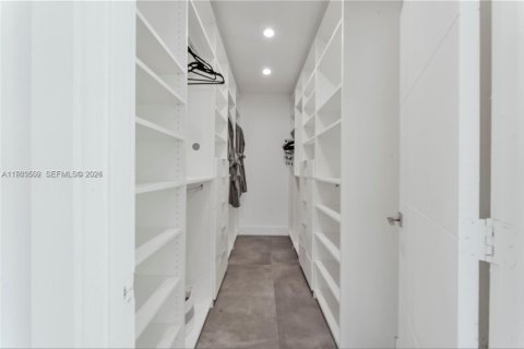 House in North Bay Village, Florida 4 bedrooms, 217.67 sq.m. № 2049425 - photo 26