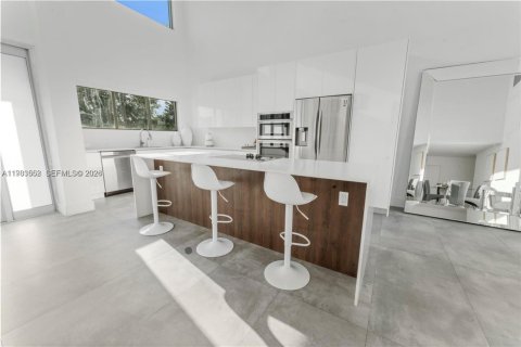 House in North Bay Village, Florida 4 bedrooms, 217.67 sq.m. № 2049425 - photo 8