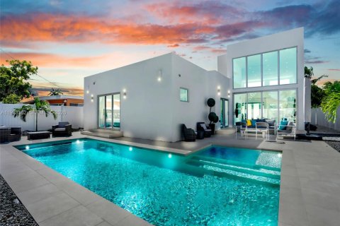 House in North Bay Village, Florida 4 bedrooms, 217.67 sq.m. № 2049425