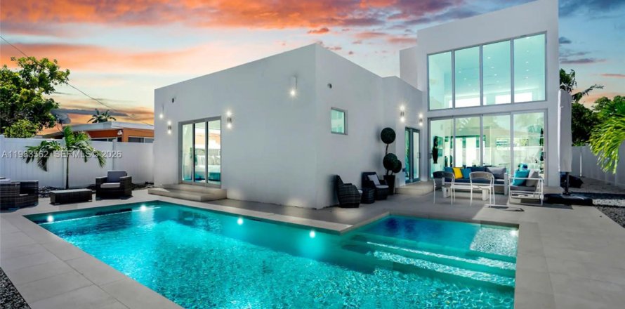 House in North Bay Village, Florida 4 bedrooms, 217.67 sq.m. № 2049425