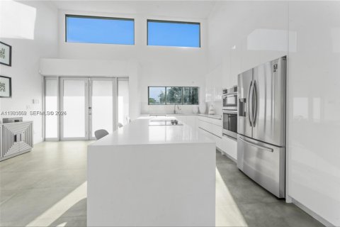 House in North Bay Village, Florida 4 bedrooms, 217.67 sq.m. № 2049425 - photo 11