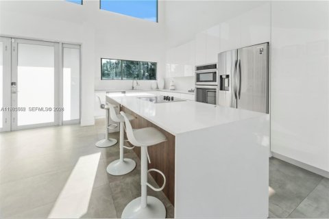 House in North Bay Village, Florida 4 bedrooms, 217.67 sq.m. № 2049425 - photo 10