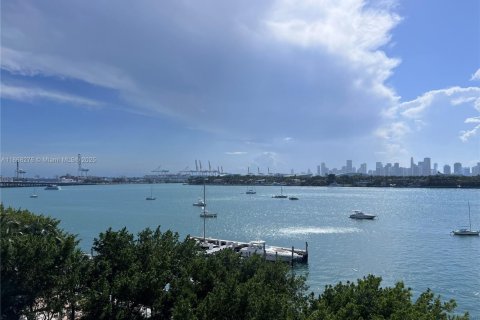 Condominio en alquiler en Miami Beach, Florida, 1 dormitorio, 79.15 m2 № 1897549 - foto 1