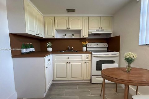 Condo in Dania Beach, Florida, 2 bedrooms  № 2033955 - photo 3