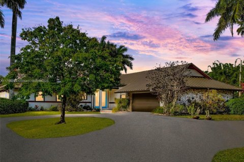 House in Southwest Ranches, Florida 5 bedrooms, 410.72 sq.m. № 1739092 - photo 2