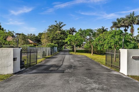 House in Southwest Ranches, Florida 5 bedrooms, 410.72 sq.m. № 1739092 - photo 6