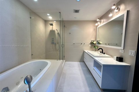 Condominio en alquiler en Miami, Florida, 3 dormitorios, 311.87 m2 № 2077620 - foto 19
