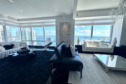 Condominio en alquiler en Miami, Florida, 3 dormitorios, 311.87 m2 № 2077620 - foto 12