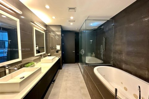 Condominio en alquiler en Miami, Florida, 3 dormitorios, 311.87 m2 № 2077620 - foto 6
