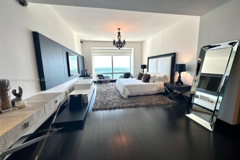 Condominio en alquiler en Miami, Florida, 3 dormitorios, 311.87 m2 № 2077620 - foto 2