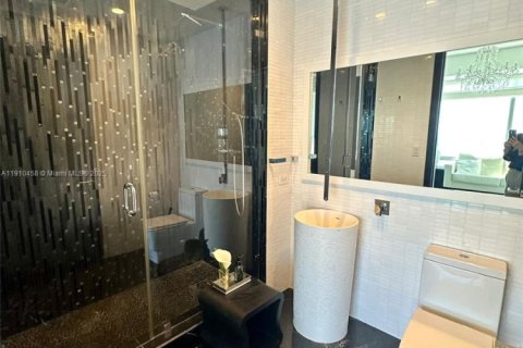 Condominio en alquiler en Miami, Florida, 3 dormitorios, 311.87 m2 № 2077620 - foto 22