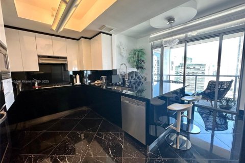 Condominio en alquiler en Miami, Florida, 3 dormitorios, 311.87 m2 № 2077620 - foto 21