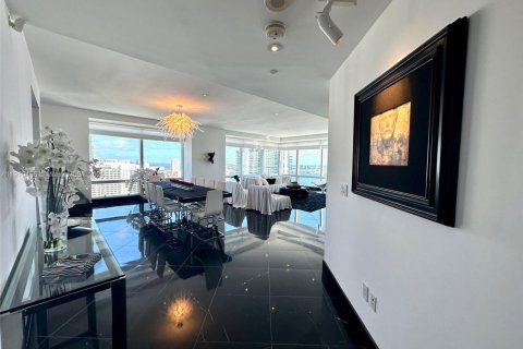 Condominio en alquiler en Miami, Florida, 3 dormitorios, 311.87 m2 № 2077620 - foto 7
