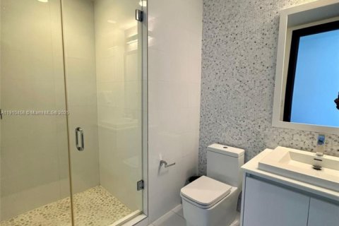 Condominio en alquiler en Miami, Florida, 3 dormitorios, 311.87 m2 № 2077620 - foto 16