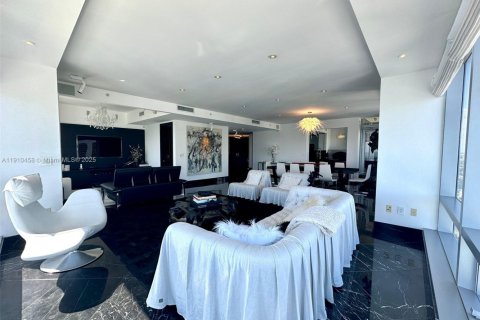 Condominio en alquiler en Miami, Florida, 3 dormitorios, 311.87 m2 № 2077620 - foto 13