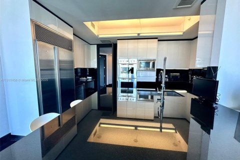 Condominio en alquiler en Miami, Florida, 3 dormitorios, 311.87 m2 № 2077620 - foto 20