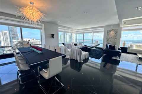 Condominio en alquiler en Miami, Florida, 3 dormitorios, 311.87 m2 № 2077620 - foto 14