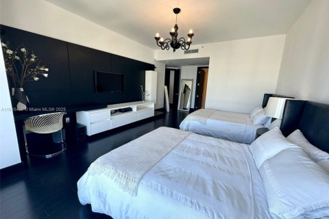 Condominio en alquiler en Miami, Florida, 3 dormitorios, 311.87 m2 № 2077620 - foto 18