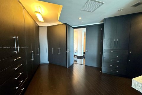 Condominio en alquiler en Miami, Florida, 3 dormitorios, 311.87 m2 № 2077620 - foto 5
