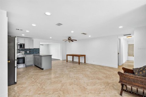 House in Ruskin, Florida 4 bedrooms, 210.14 sq.m. № 1851432 - photo 18