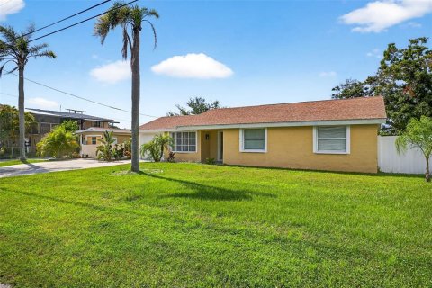 House in Ruskin, Florida 4 bedrooms, 210.14 sq.m. № 1851432 - photo 1
