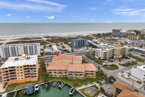 Condo in Treasure Island, Florida, 3 bedrooms  № 1518863 - photo 1