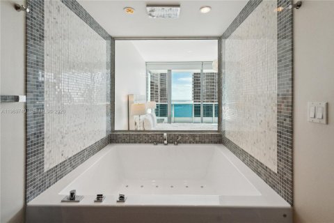 Condominio en alquiler en Miami, Florida, 2 dormitorios, 116.59 m2 № 2030573 - foto 8