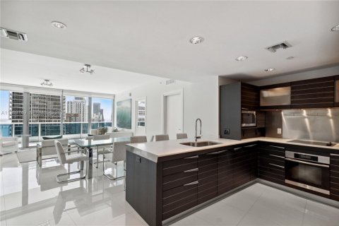 Condominio en alquiler en Miami, Florida, 2 dormitorios, 116.59 m2 № 2030573 - foto 6