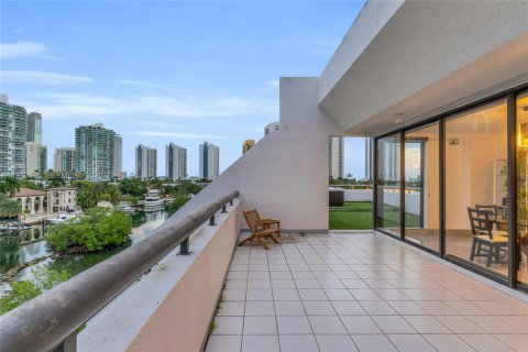 Condo in Sunny Isles Beach, Florida, 3 bedrooms № 2082333 - photo 11