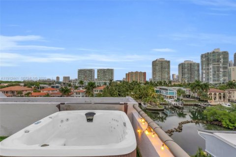 Condo in Sunny Isles Beach, Florida, 3 bedrooms № 2082333 - photo 13