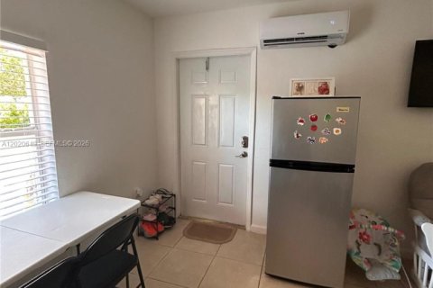 Снять в аренду коммерческую недвижимость в Майами, Флорида 1 спальня, 224.36м2, № 2078211 - фото 2
