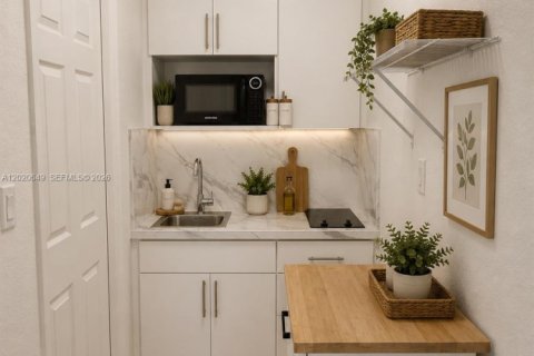 Снять в аренду коммерческую недвижимость в Майами, Флорида 1 спальня, 224.36м2, № 2078211 - фото 3