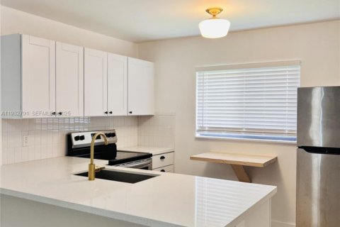 Condominio en alquiler en Miami, Florida, 8 dormitorios, 276.48 m2 № 1991144 - foto 3