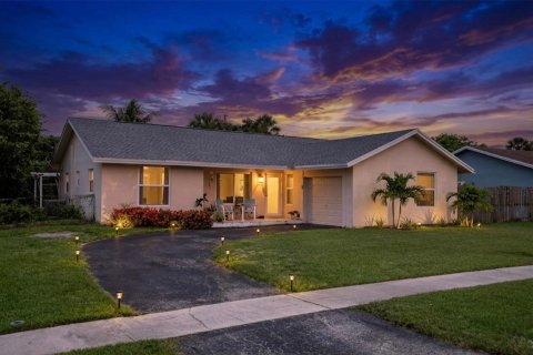 House in Boca Raton, Florida 3 bedrooms, 142.79 sq.m. № 2173841