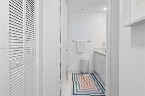Condo in Miami, Florida, 2 bedrooms  № 1704127 - photo 13