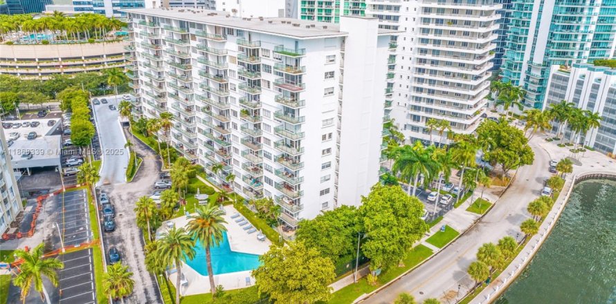 Condominio en Miami, Florida, 1 dormitorio  № 1980037