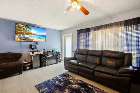 House in Pompano Beach, Florida 4 bedrooms, 138.05 sq.m. № 2083570 - photo 14