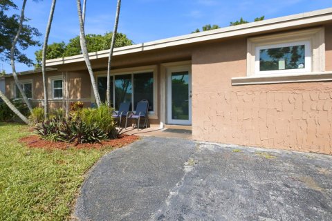 House in Pompano Beach, Florida 4 bedrooms, 138.05 sq.m. № 2083570 - photo 2